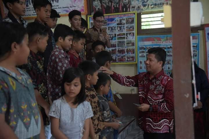 MOTIVASI ANAK YATIM, BUPATI SATONO KUNJUNGI PANTI ASUHAN EBEN HAEZER TEBAS