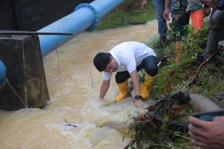 Bupati Sambas Satono Tinjau Bendungan yang Meluap di Kecamatan Pemangkat