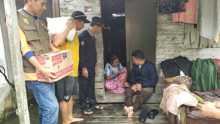Beri Dukungan Moril Musibah Banjir, Bupati Satono Salurkan Bantuan Di Jawai Dan Tekarang