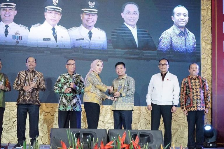 Bupati Sambas Satono Terima Penghargaan sebagai Kepala Daerah Terbaik Obsession Award 2023