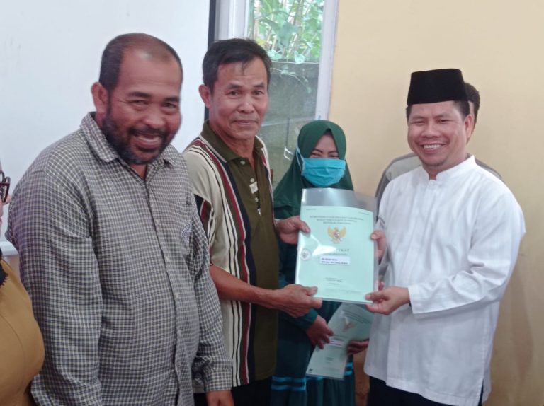 Bupati Satono Serahkan 100 Persil Sertifikat Tanah Pelaku UMKM