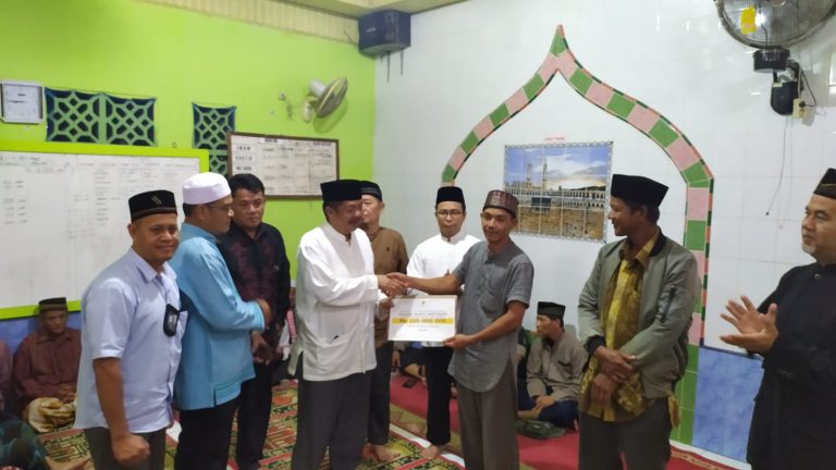 Safari Ramadhan Teluk Keramat, Sekda Sambas Berikan Bantuan 11 Masjid
