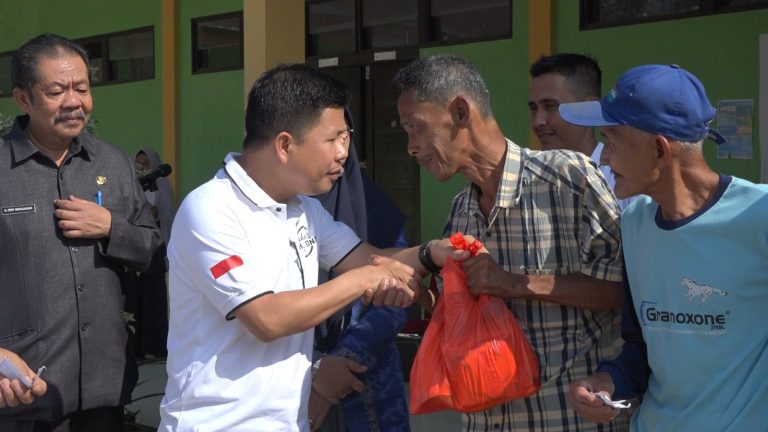 Bupati Satono Serahkan 500 Peket Lebaran Untuk Masyarakat Desa Tanjung Mekar