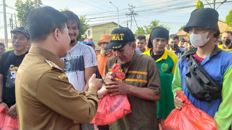 Menjelang Idul Fitri 1444 H, Bupati Satono Salurkan Sembako Kepada Petugas Kebersihan Kabupaten Sambas