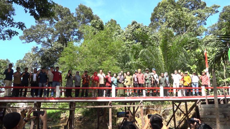 Rasa Gembira Masyarakat Kaliau, Sajingan Besar Telah dibangunkan Jembatan Berkemajuan ke 31 Oleh Bupati Satono