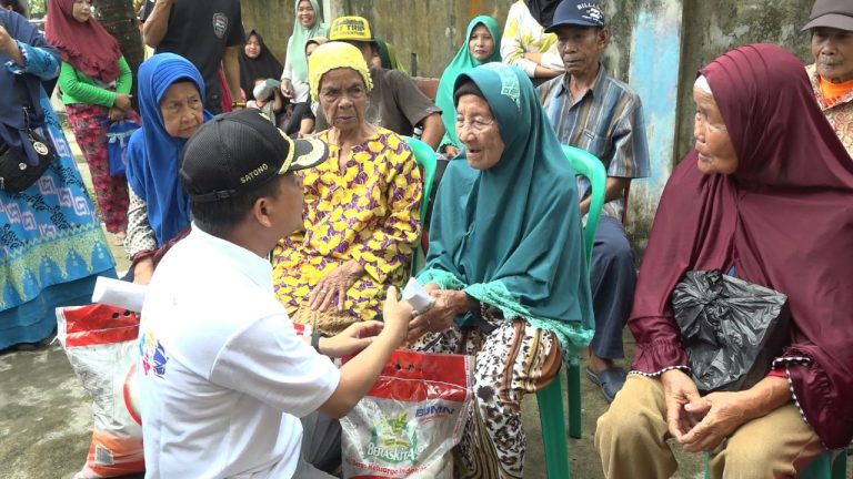 Launching  Penyerahan Bantuan Cadangan Pangan Dari Badan Pangan Nasional Oleh Bupati Satono di Desa Sekura Dan Segarau