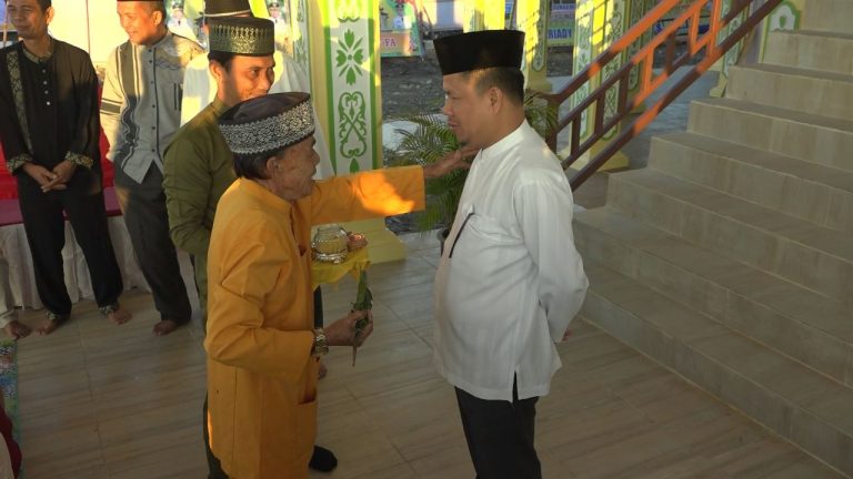 Bupati Satono Ikuti Tradisi Bepapas Tandai Peresmian Rumah Melayu Sambas Berkemajuan