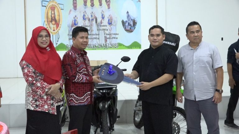 Bupati Sambas Serahkan 3 Unit Motor Untuk Gereja Paroki Sambas