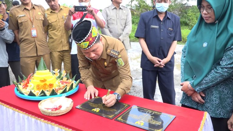 Bupati Sambas Satono Resmikan Jembatan Sungai Sapik dan Sungai Sendawar