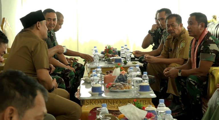 Wakil Bupati Sambas Bersama Sekda Sambas Sambut Sambut Kunjungan Pangdam XII Tanjungpura