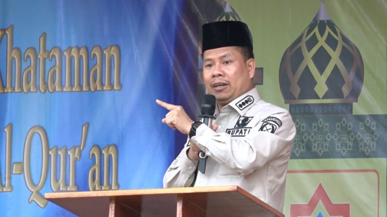 Wisuda Santri TPQ Desa Merpati, Bupati Satono Ajak Perhatikan Sekolah Islam dan Pesantren