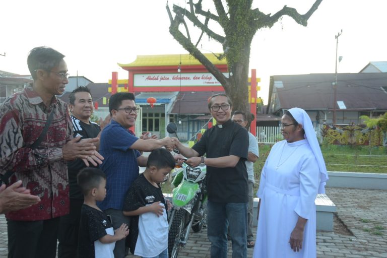 Bupati Sambas Satono Silaturahmi Serta Serahkan Motor Gereja Paroki Santo Yosef