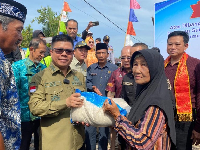 Bupati Sambas Satono Bantu 1 Ton Beras Untuk Masyarakat Dusung Sungai Mas