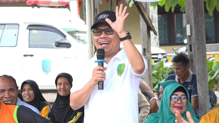 Buka Turnamen Sepakbola Pemdes, Bupati Sambas Satono Apresiasi Teluk Keramat Serta Harap Jadi Role Model Bagi Kecamatan Lain