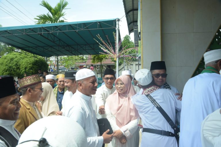 Bupati Sambut Hangat Kedatangan Jamaah Haji Kabupaten Sambas