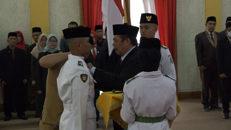 Jelang Peringatan HUT RI Ke 78, Sekda Sambas Kukuhkan Paskibraka Kabupaten Sambas