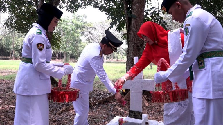 Mengenang Jasa Pahlawan, Bupati Satono Bersama Forkopimda Ziarah Ke Makam Pahlawan