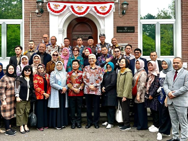 KEMBALI DARI BELANDA, BUPATI SATONO DAPAT OLEH – OLEH 25 JEMBATAN BERKEMAJUAN