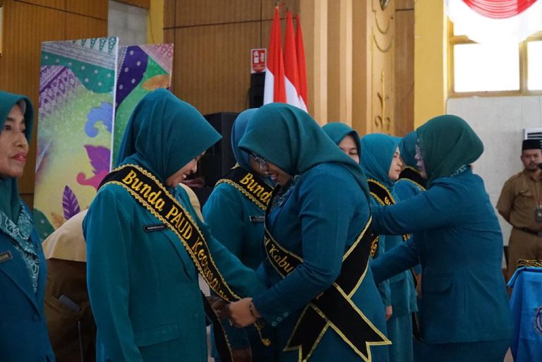 Ketua TP-PKK Kab. Sambas Kukuhkan 9 TP PKK Dan Bunda Paud Kecamatan