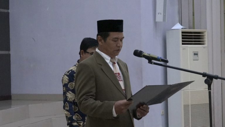 Kepala BKPSDMAD Ambil Sumpah Janji 10 Pejabat Administrator Dan Pengawas Lingkungan Pemda Sambas
