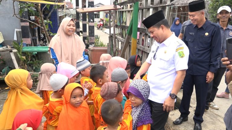 Warga Ucapkan Terima Kasih Pada Bupati Satono Saat Tinjau PAUD Darul Ulum