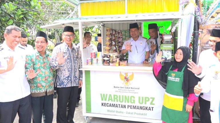 Serahkan Bantuan Warung UPZ, Bupati Satono Harap UPZ Pemangkat Terus Lakukan Inovasi Bantu Masyarakat