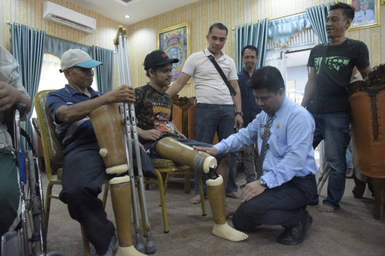 Bupati Satono Bahagia Bisa Melihat Senyum Dan Tawa Disabilitas Saat Memberikan Bantuan Kaki Palsu