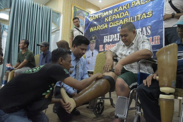 Terima Kaki Palsu Dari Bupati Satono, Warga Tak Henti Ucap Terima Kasih