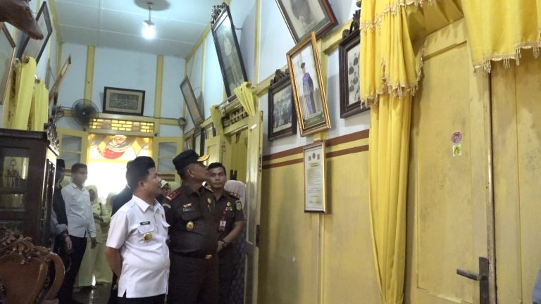 BUPATI SATONO DAMPINGI KEJATI KALBAR SILATURAHMI KE KERATON SAMBAS