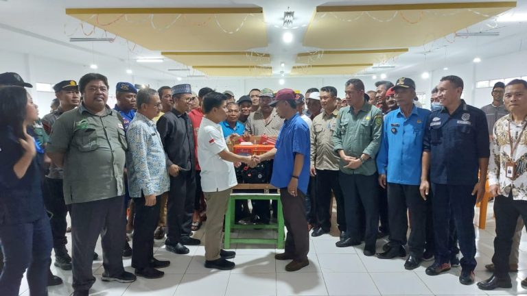 Penuhi Janji Warga Bupati Satono Serahkan Hibah Mesin Untuk Nelayan