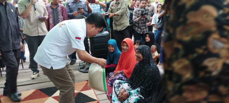 Bupati Satono Bagikan 400 Karung Beras Untuk Warga Penjajap