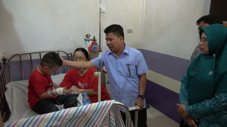 Rawannya Kasus DBD Serta Pastikan Kelancaran Program Prosesar, Bupati Satono Kunjungi Pasien Anak Rsud Pemangkat