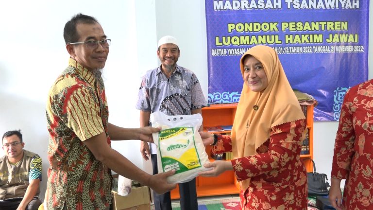 Peringati HUT Ke 24 Tahun, DWP Kabupaten Sambas Gelar Baksos