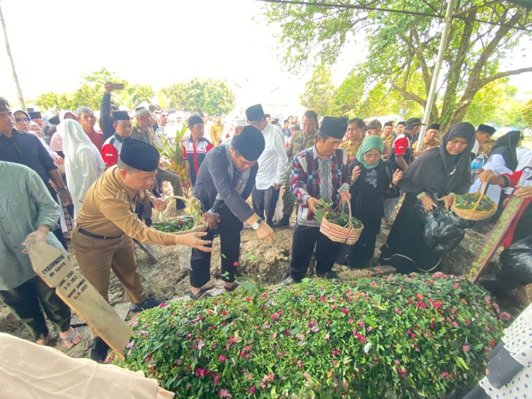 Turut Berbelasungkawa, Bupati Satono Hadiri Pemakaman Mantan Bupati Sambas, Burhanudin A Rasyid