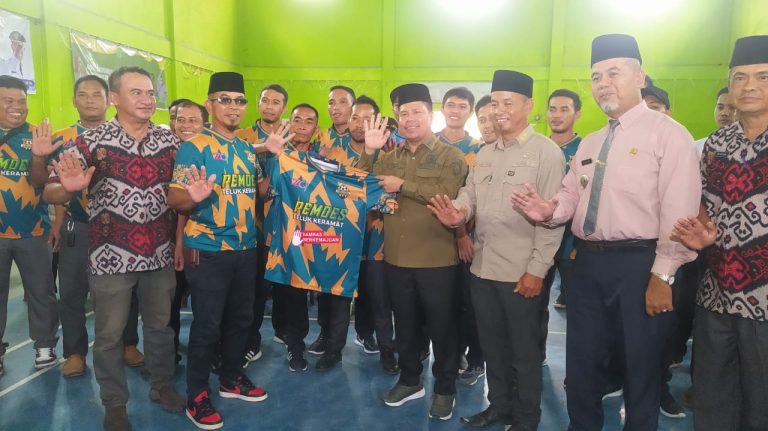 Bupati Satono Kukuhkan Persatuan Sepakbola Pemdes Teluk Keramat