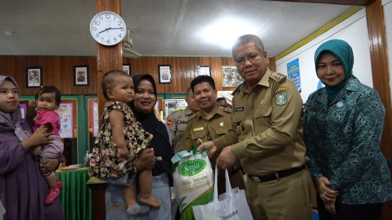 Pj. Gubernur Kalbar Harisson Bersama Bupati Sambas Satono Kunjungi Posyandu “Anda”