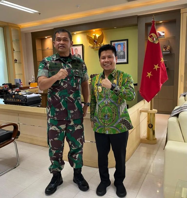 Bupati Satono Ucapkan Selamat kepada Letjen Maruli Simanjuntak yang dilantik sebagai Kepala Staf Angkatan Darat (KSAD)