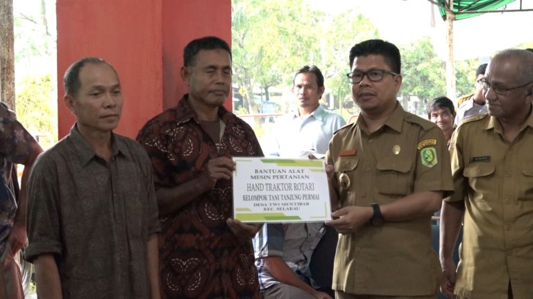 Komitmen Perhatikan Sektor Pertanian , Bupati Satono Serahkan Bantuan Alsintan