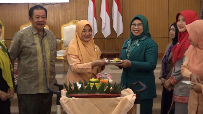 Puncak HUT DWP ke 24 Kabupaten Sambas Gelar Seminar Peran Strategis Perempuan