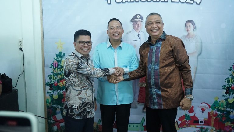 Bupati Sambas Satono Silaturhmi Natal ke kediaman Bupati Bengkayang