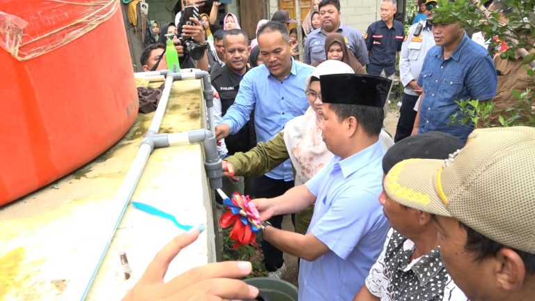 Bupati Satono Resmikan Sumur Bor Di Desa Tanah Hitam Dan Sebubus, Minta Warga Gunakan Sebaik-Baiknya