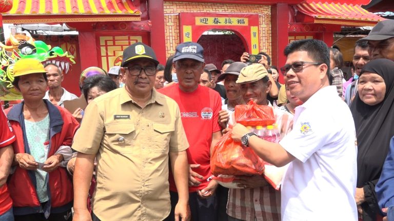 Bagikan Paket Imlek, Bupati Satono Ucap Terima Kasih Kepada Tridharma Atas Kepedulian Terhadap Warga Sekitar