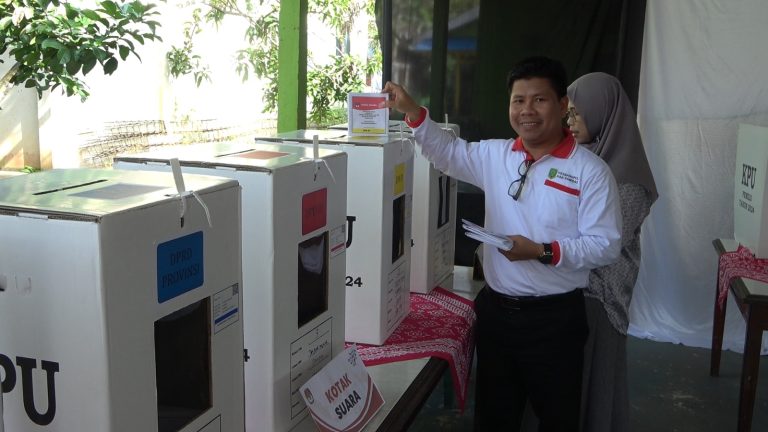 Bupati Sambas Satono Memberikan Hak Suaranya di Pemilu 2024