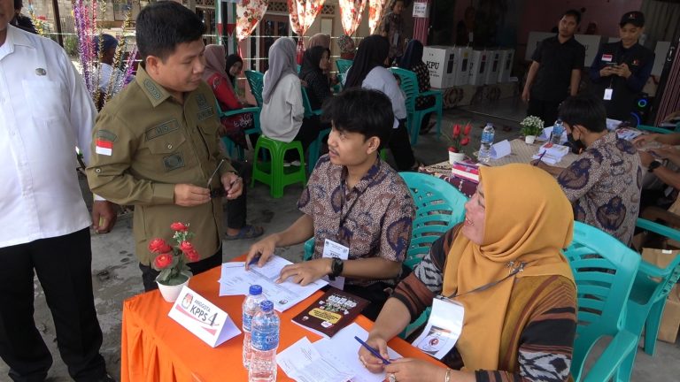 Bupati Sambas Satono Bersama Forkopimda Pantau Pelaksanaan Pemilu 2024 di Beberapa TPS