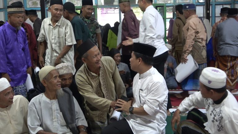 Safari Ramadhan di Masjid Baitul Huda Danau Peradah Bupati Satono: Silaturahmi Ramadhan untuk mempererat silaturahmi dengan masyarakat