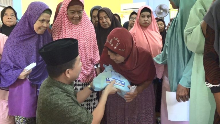 Bukti Pemerintah Hadir Ditengah Masyarakat, Bupati Sambas, H. Satono Bagikan Paket Lebaran Kepada Warga Selakau