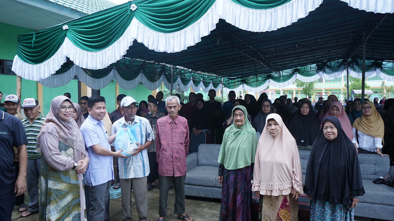 Serahkan 500 Paket Lebaran Bagi Masyarakat Tanjung Mekar, Bupati Satono