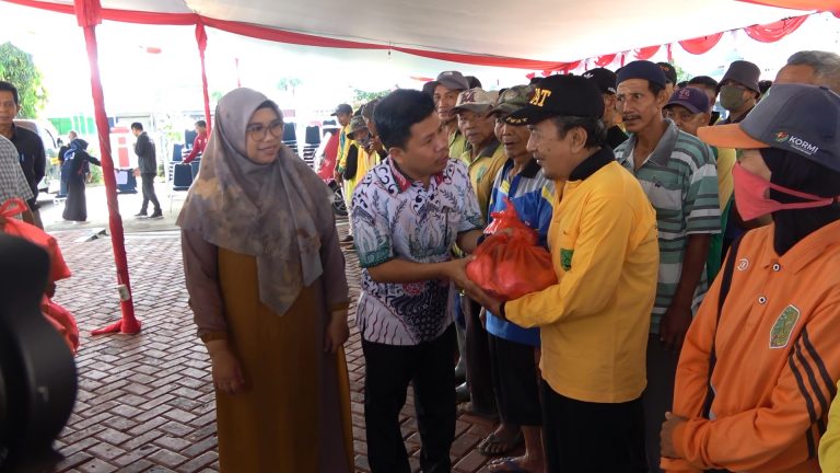 Berikan Paket Lebaran Kepada Petugas Kebersihan, Bupati Satono Spontan Berikan Umrah Salah Satu Petugas Kebersihan