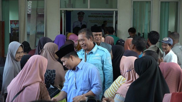 Bupati Satono Serahkan Paket Ramadhan Kepada Warga Kecamatan Sambas