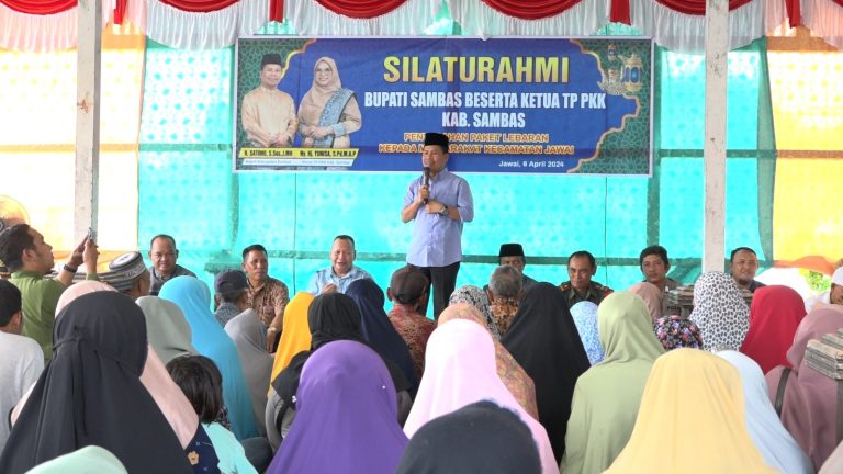 Serahkan Paket Lebaran di Jawai, Satono Berharap Dukungan Masyarakat Dalam Percepatan Pembangunan